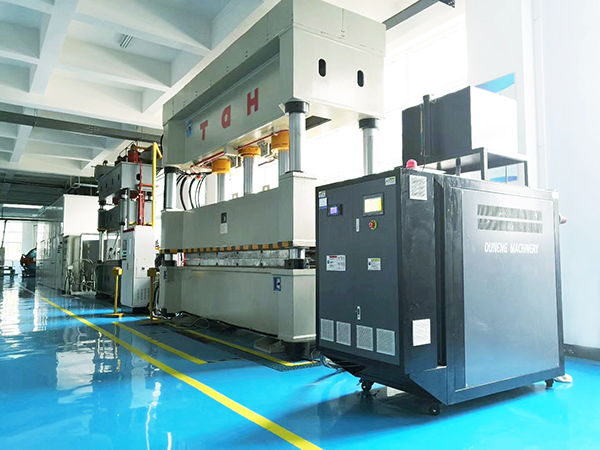 碳纖維模壓模溫機(jī)